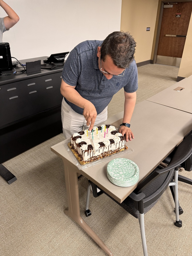 Picture of Mohamed cutting cake